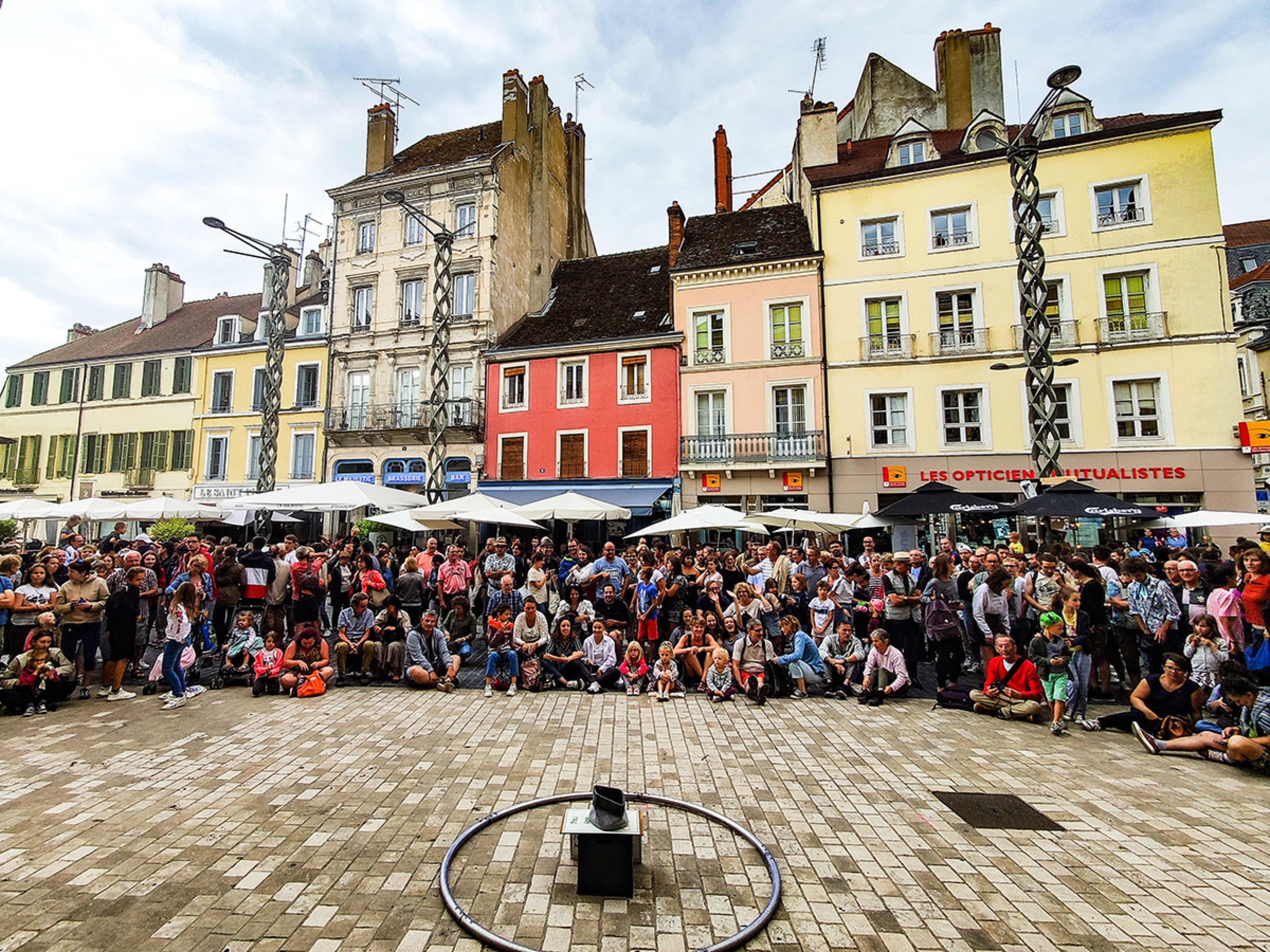 2019 Chalon Dans La Rue, France. Audiences photo after show